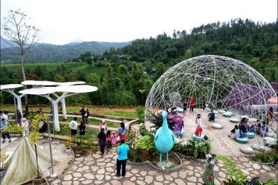 Suasana pengunjung berwisata di The River Malino, Kecamatan Tinggimoncong, Kabupaten Gowa, Sulawesi Selatan, Minggu (16/5/2021).