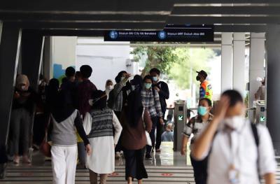 Sejumlah penumpang berjalan memasuki stasiun Kereta Api Sudirman, Jakarta, Senin (17/5/2021).