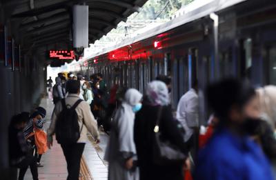 Sejumlah penumpang berjalan memasuki stasiun Kereta Api Sudirman, Jakarta, Senin (17/5/2021).