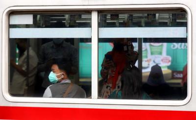 Sejumlah penumpang berjalan memasuki stasiun Kereta Api Sudirman, Jakarta, Senin (17/5/2021).