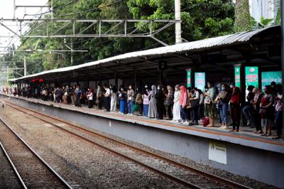 Sejumlah penumpang berjalan memasuki stasiun Kereta Api Sudirman, Jakarta, Senin (17/5/2021).