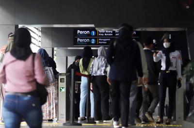 Sejumlah penumpang berjalan memasuki stasiun Kereta Api Sudirman, Jakarta, Senin (17/5/2021).