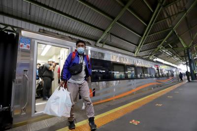 Sejumlah penumpang turun dari kereta Argo Lawu saat tiba di Stasiun Gambir, Jakarta, Senin (17/5/2021).