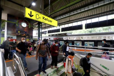 Sejumlah penumpang turun dari kereta Argo Lawu saat tiba di Stasiun Gambir, Jakarta, Senin (17/5/2021).