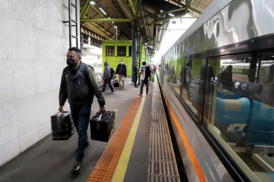Sejumlah penumpang turun dari kereta Argo Lawu saat tiba di Stasiun Gambir, Jakarta, Senin (17/5/2021).