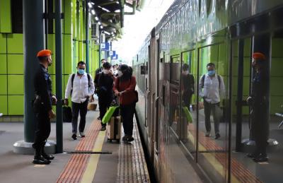 Sejumlah penumpang turun dari kereta Argo Lawu saat tiba di Stasiun Gambir, Jakarta, Senin (17/5/2021).