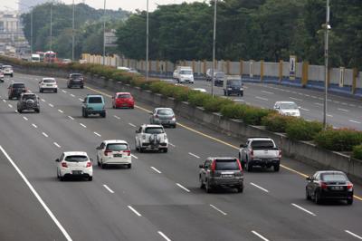 Pengendara melintas di Tol Jagorawi di Jakarta Timur, Senin (17/5/2021).
