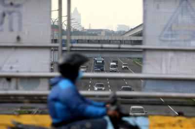 Pengendara melintas di Tol Jagorawi di Jakarta Timur, Senin (17/5/2021).