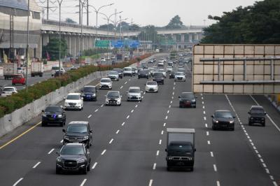 Pengendara melintas di Tol Jagorawi di Jakarta Timur, Senin (17/5/2021).