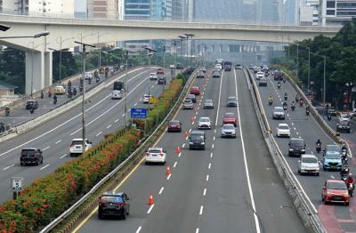 Suasana lalu lintas di Jalan Jenderal Gatot Subroto, Jakarta, Senin (17/5/2021).