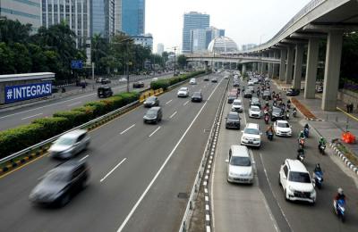 Suasana lalu lintas di Jalan Jenderal Gatot Subroto, Jakarta, Senin (17/5/2021).