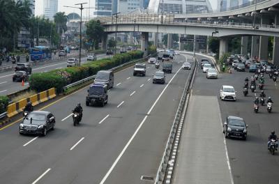 Suasana lalu lintas di Jalan Jenderal Gatot Subroto, Jakarta, Senin (17/5/2021).