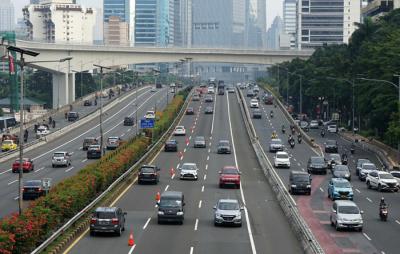 Suasana lalu lintas di Jalan Jenderal Gatot Subroto, Jakarta, Senin (17/5/2021).