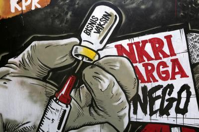 Mural karya Serikat Mural Surabaya bertajuk Indonesia Sedang Tidak Baik-Baik Saja di kawasan Jalan Ngagel, Surabaya, Jawa Timur, Senin (17/5/2021).