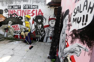 Mural karya Serikat Mural Surabaya bertajuk Indonesia Sedang Tidak Baik-Baik Saja di kawasan Jalan Ngagel, Surabaya, Jawa Timur, Senin (17/5/2021).