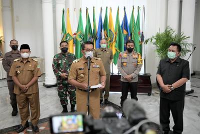 Gubernur Jabar Ridwan Kamil mengikuti rapat koordinasi bersama Presiden Joko Widodo dan kepala daerah se-Indonesia dari Gedung Sate, Senin (17/5/2021).