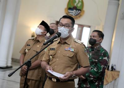 Gubernur Jabar Ridwan Kamil mengikuti rapat koordinasi bersama Presiden Joko Widodo dan kepala daerah se-Indonesia dari Gedung Sate, Senin (17/5/2021).