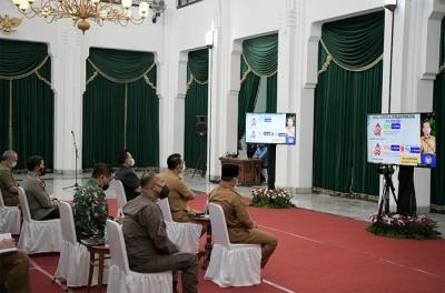 Gubernur Jabar Ridwan Kamil mengikuti rapat koordinasi bersama Presiden Joko Widodo dan kepala daerah se-Indonesia dari Gedung Sate, Senin (17/5/2021).