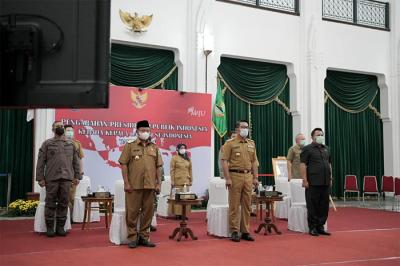 Gubernur Jabar Ridwan Kamil mengikuti rapat koordinasi bersama Presiden Joko Widodo dan kepala daerah se-Indonesia dari Gedung Sate, Senin (17/5/2021).