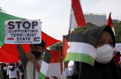 Massa melakukan aksi solidaritas untuk Palestina dan dukungan untuk Palestina di depan Kedubes AS, Jakarta, Selasa (18/5/2021).