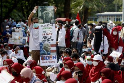 Massa melakukan aksi solidaritas untuk Palestina dan dukungan untuk Palestina di depan Kedubes AS, Jakarta, Selasa (18/5/2021).