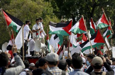 Massa melakukan aksi solidaritas untuk Palestina dan dukungan untuk Palestina di depan Kedubes AS, Jakarta, Selasa (18/5/2021).