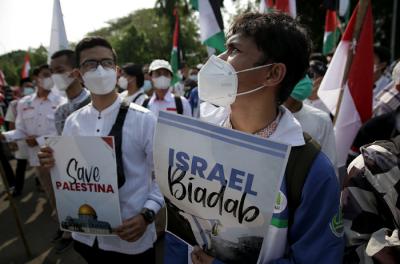 Massa melakukan aksi solidaritas untuk Palestina dan dukungan untuk Palestina di depan Kedubes AS, Jakarta, Selasa (18/5/2021).