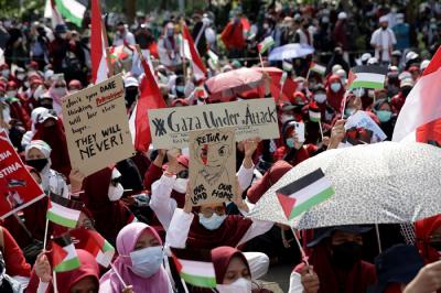 Massa melakukan aksi solidaritas untuk Palestina dan dukungan untuk Palestina di depan Kedubes AS, Jakarta, Selasa (18/5/2021).