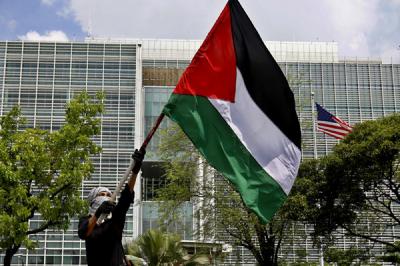 Massa melakukan aksi solidaritas untuk Palestina dan dukungan untuk Palestina di depan Kedubes AS, Jakarta, Selasa (18/5/2021).