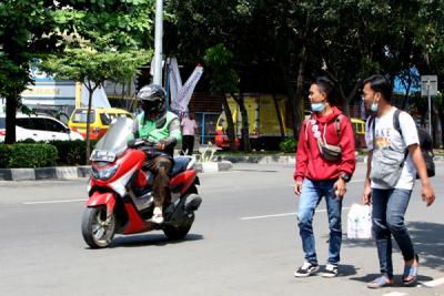 Pengemudi Gojek membawa penumpang di kawasan Bekasi Kota, Jawa Barat, Selasa (18/5/2021).