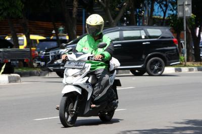 Pengemudi Gojek membawa penumpang di kawasan Bekasi Kota, Jawa Barat, Selasa (18/5/2021).