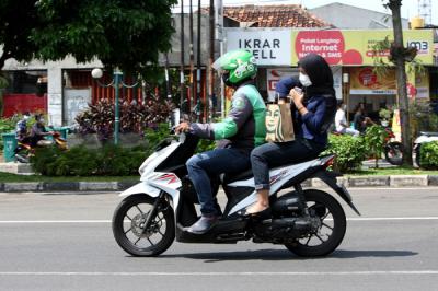 Pengemudi Gojek membawa penumpang di kawasan Bekasi Kota, Jawa Barat, Selasa (18/5/2021).