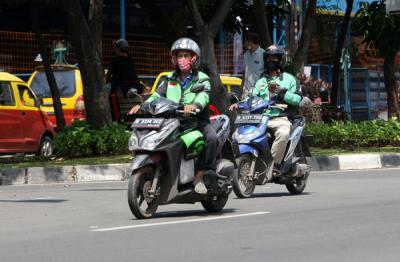 Pengemudi Gojek membawa penumpang di kawasan Bekasi Kota, Jawa Barat, Selasa (18/5/2021).