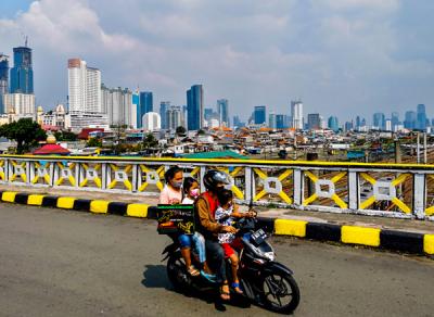 Anak-anak bermain di taman pemukiman yang berlatar belakang gedung bertingkat di Jakarta Pusat, Selasa (18/5/2021).