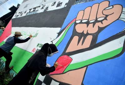 Remaja menyelesaikan pembuatan mural bertema solidaritas Palestina di Gang Jambu, Kedaung, Depok, Jawa Barat, Selasa (18/5/2021).