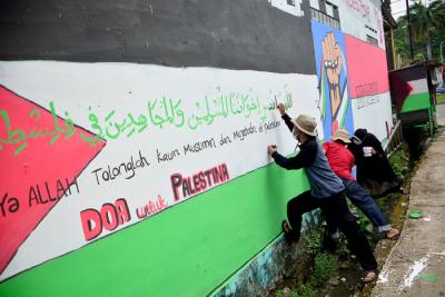 Remaja menyelesaikan pembuatan mural bertema solidaritas Palestina di Gang Jambu, Kedaung, Depok, Jawa Barat, Selasa (18/5/2021).