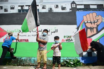 Remaja menyelesaikan pembuatan mural bertema solidaritas Palestina di Gang Jambu, Kedaung, Depok, Jawa Barat, Selasa (18/5/2021).