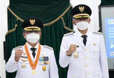 Gubernur Jawa Barat Ridwan Kamil melantik Herman Suherman dan TB Mulyana Syahrudin sebagai Bupati dan Wakil Bupati Cianjur di Gedung Sate, Selasa (18/5/2021).