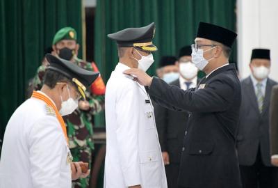 Gubernur Jawa Barat Ridwan Kamil melantik Herman Suherman dan TB Mulyana Syahrudin sebagai Bupati dan Wakil Bupati Cianjur di Gedung Sate, Selasa (18/5/2021).
