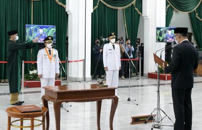 Gubernur Jawa Barat Ridwan Kamil melantik Herman Suherman dan TB Mulyana Syahrudin sebagai Bupati dan Wakil Bupati Cianjur di Gedung Sate, Selasa (18/5/2021).