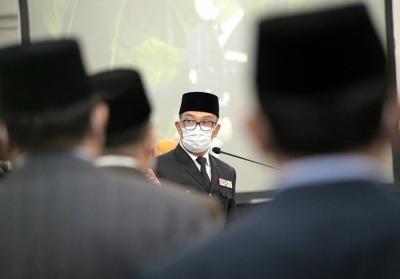 Gubernur Jawa Barat Ridwan Kamil melantik Herman Suherman dan TB Mulyana Syahrudin sebagai Bupati dan Wakil Bupati Cianjur di Gedung Sate, Selasa (18/5/2021).