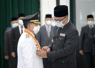 Gubernur Jawa Barat Ridwan Kamil melantik Herman Suherman dan TB Mulyana Syahrudin sebagai Bupati dan Wakil Bupati Cianjur di Gedung Sate, Selasa (18/5/2021).