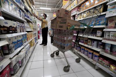 Pengunjung berbelanja di Giant Ekspres di kawasan Jatiwarna, Kota Bekasi, Jawa Barat, Selasa (18/5/2021).