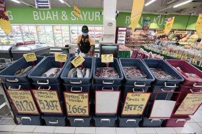 Pengunjung berbelanja di Giant Ekspres di kawasan Jatiwarna, Kota Bekasi, Jawa Barat, Selasa (18/5/2021).