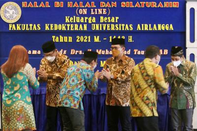 Suasana halal bihalal di Aula Fakultas Kedokteran (FK) Universitas Airlangga Surabaya, Jawa Timur, Selasa (18/5/2021).