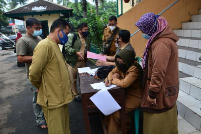 Tenaga medis menyuntikan vaksin Covid-19 kepada sejumlah guru di SDIT Al-Muhajirin, Depok, Jawa Barat, Selasa (18/5/2021).