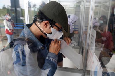 Calon penumpang Kereta Api mengantri layanan pemeriksaan GeNose C19 di Stasiun Gubeng Surabaya, Jawa Timur, Rabu (19/5/2021).