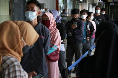 Calon penumpang Kereta Api mengantri layanan pemeriksaan GeNose C19 di Stasiun Gubeng Surabaya, Jawa Timur, Rabu (19/5/2021).
