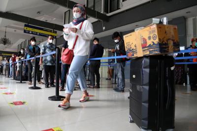 Calon penumpang Kereta Api mengantri layanan pemeriksaan GeNose C19 di Stasiun Gubeng Surabaya, Jawa Timur, Rabu (19/5/2021).