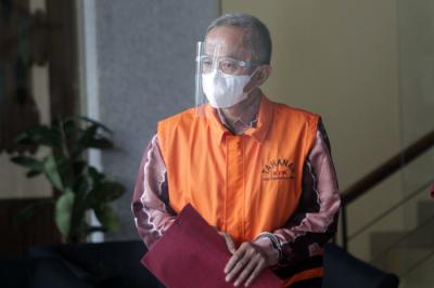 Tesangka Anggota DPRD Propinsi Jawa Barat nonaktif Ade Barkah Surahman usai menjalani pemeriksaan lanjutan di Gedung KPK, Jakarta, Rabu (19/5/2021).